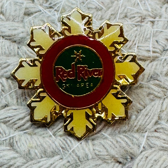 Red River Ski Area Gold Brooch - Picture 3 of 4